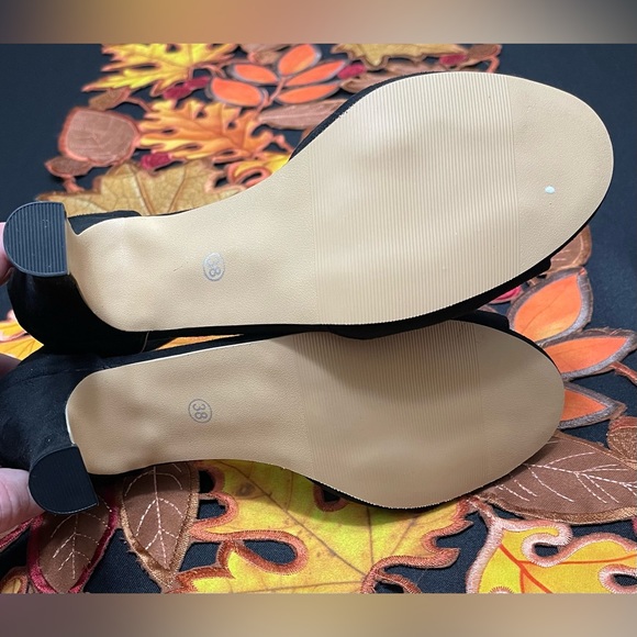 *SOLD* Nice pair of like new heels. - Picture 5 of 5